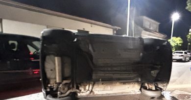 Gran susto na rúa Áreas tras volcar un vehículo