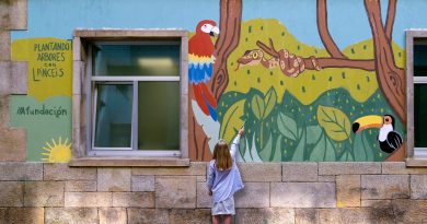 Plantando árbores con pinceis chega ao CEIP Fontes Baíña de Baiona